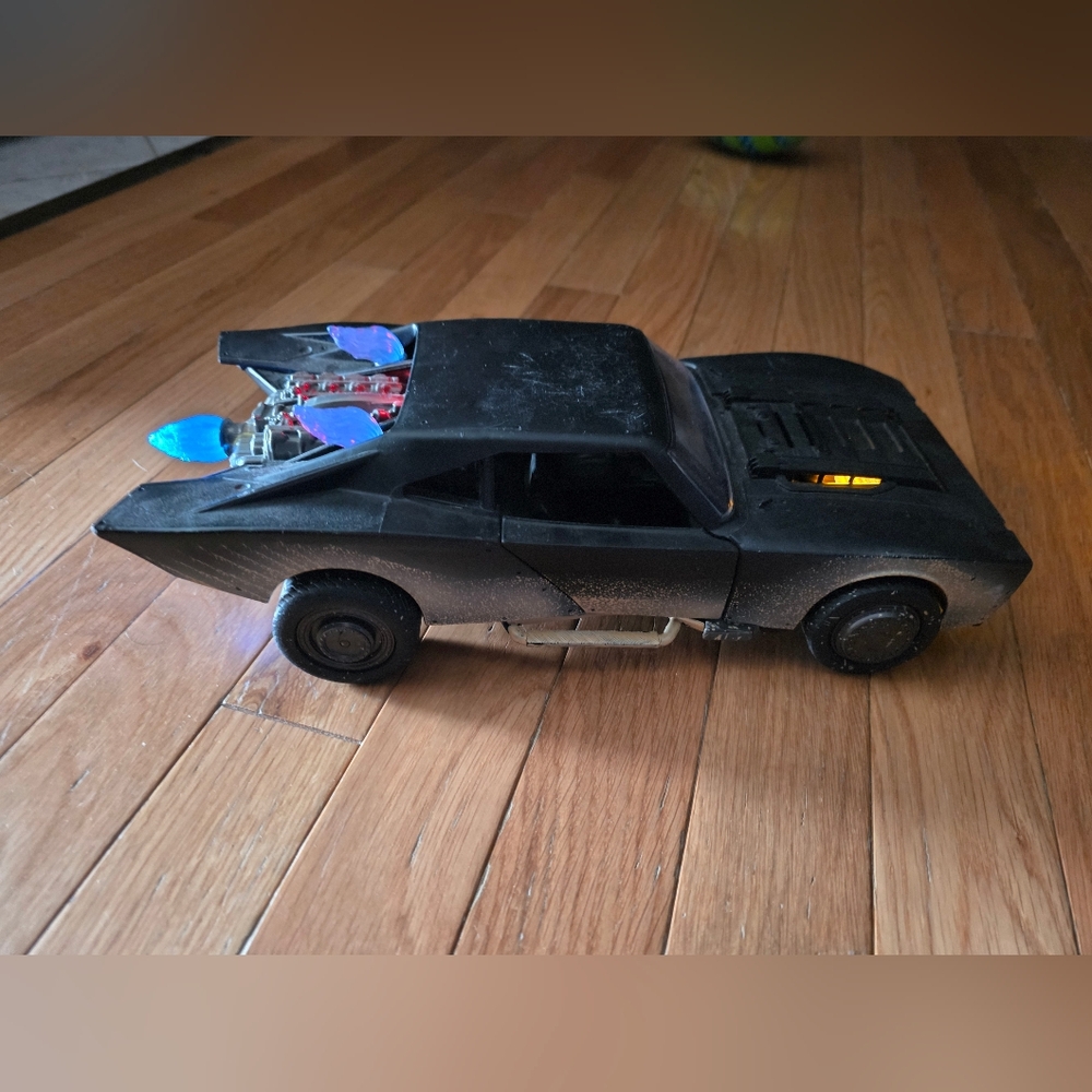 2022 "THE BATMAN" CAR 11-12" LONG MAKES NOISES CHASING PENGUIN MUDD ALL OVER !!!